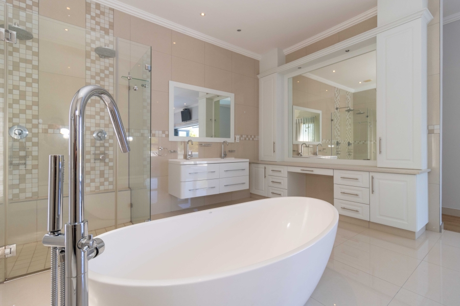 5 Bedroom Property for Sale in Val De Vie Estate Western Cape